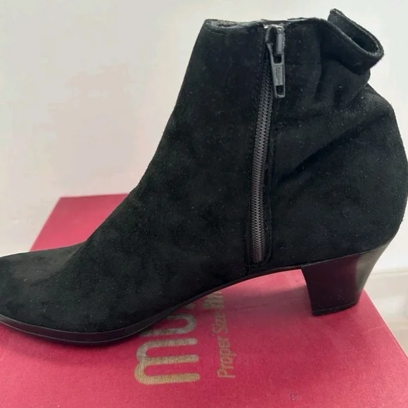 Munro Suede Black Ankle Boots Rare Narrow Fit 8.5 SS New - Picture 5 of 7
